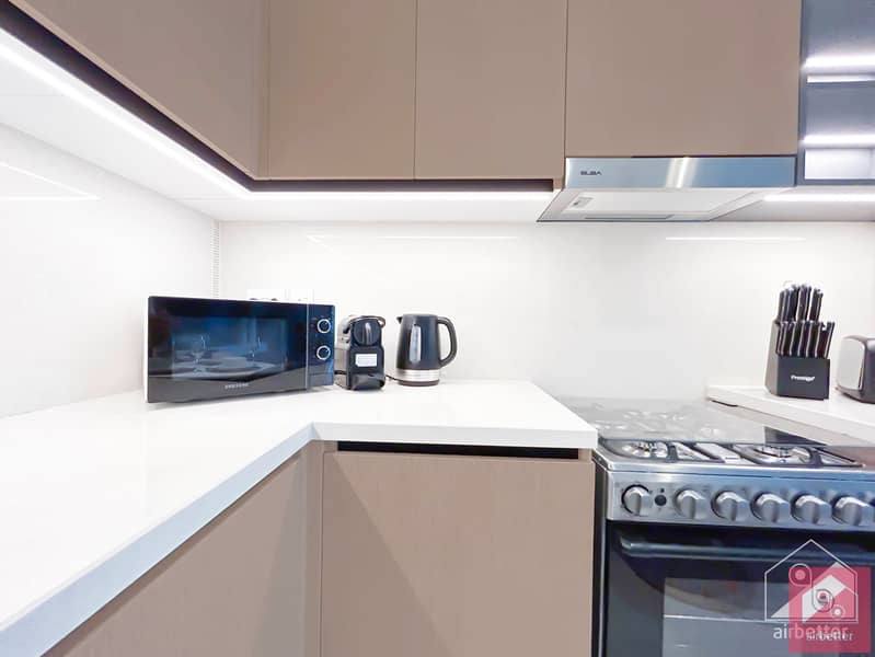 15 Crown Tower - 1507-Kitchen - 5. jpg