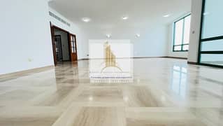 شقة في منطقة الكورنيش 4 غرف 150000 درهم - 5789109