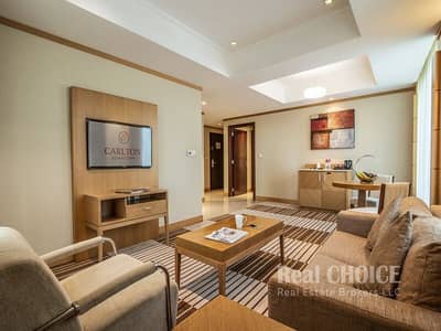2 Cпальни Апартаменты в отеле в аренду в Шейх Зайед Роуд, Дубай - Living Room. jpg