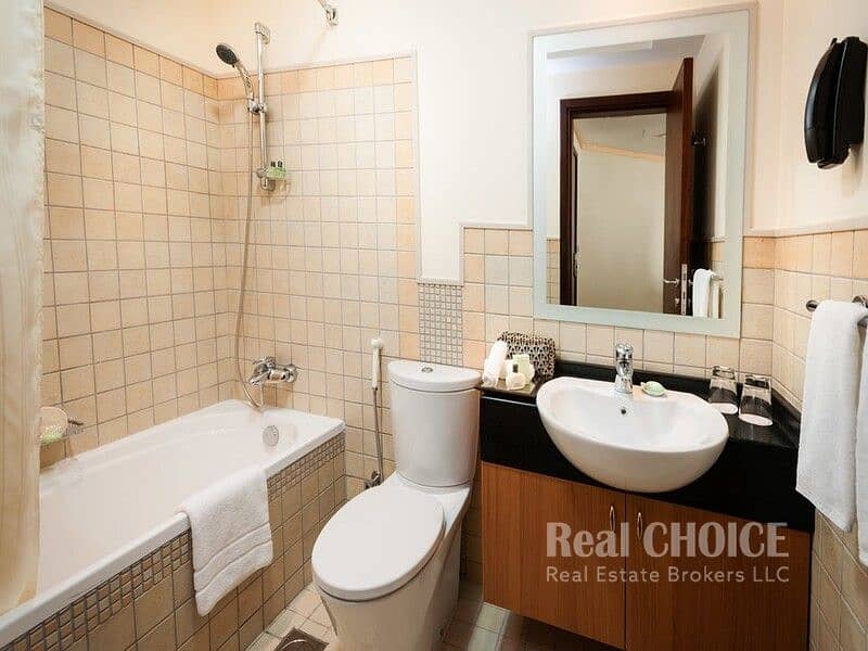 6 deluxe-room-bathroom_orig. jpg