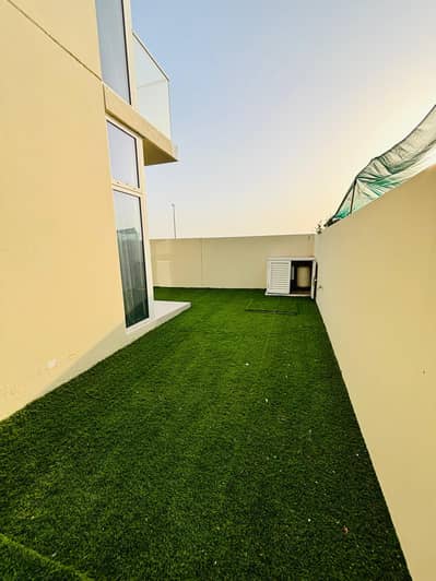 R2EM SINGLE ROW BRAND NEW FULLY FURNISHED AVAILABLE FOR RENT.
