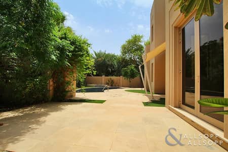 5 Bed | Large Plot | Study | Lake Backing 5 Bed | Large Plot | Study | Lake Backing