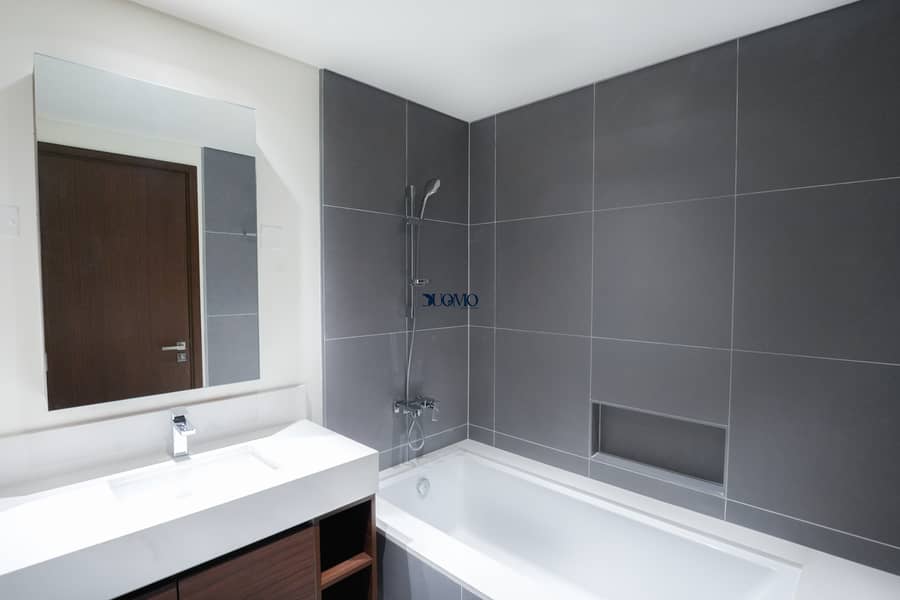 20 Bathroom-01. jpg