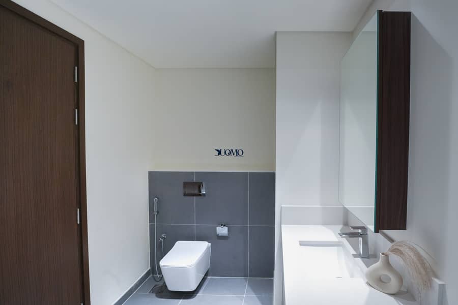 21 Bathroom-02. jpg