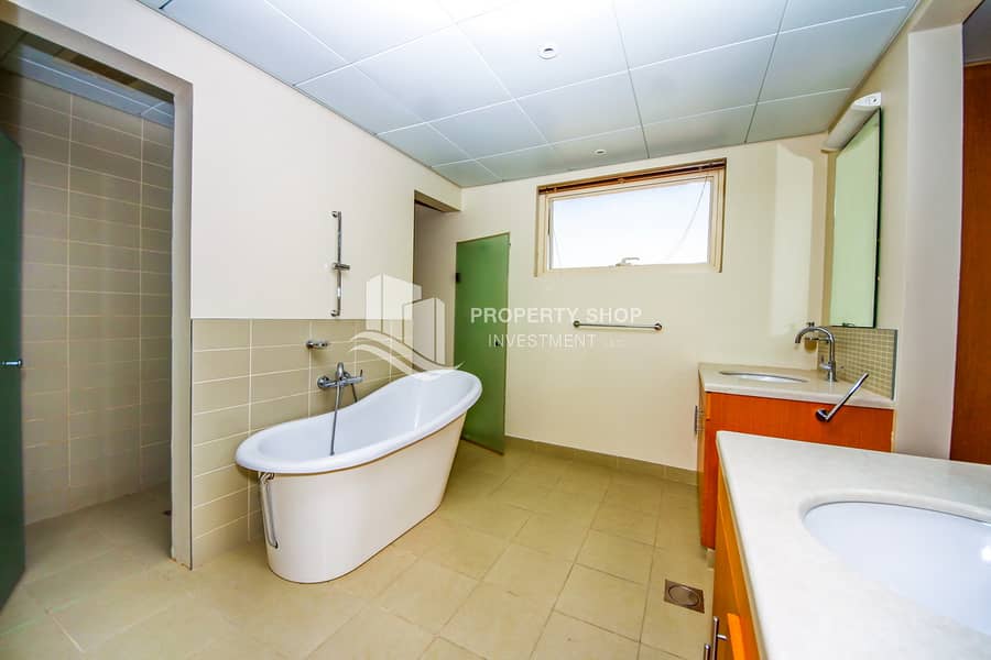 19 3-bedroom-townhouse-abu-dhabi-al-dar-al-raha-gardens-master -bathroom-2. JPG