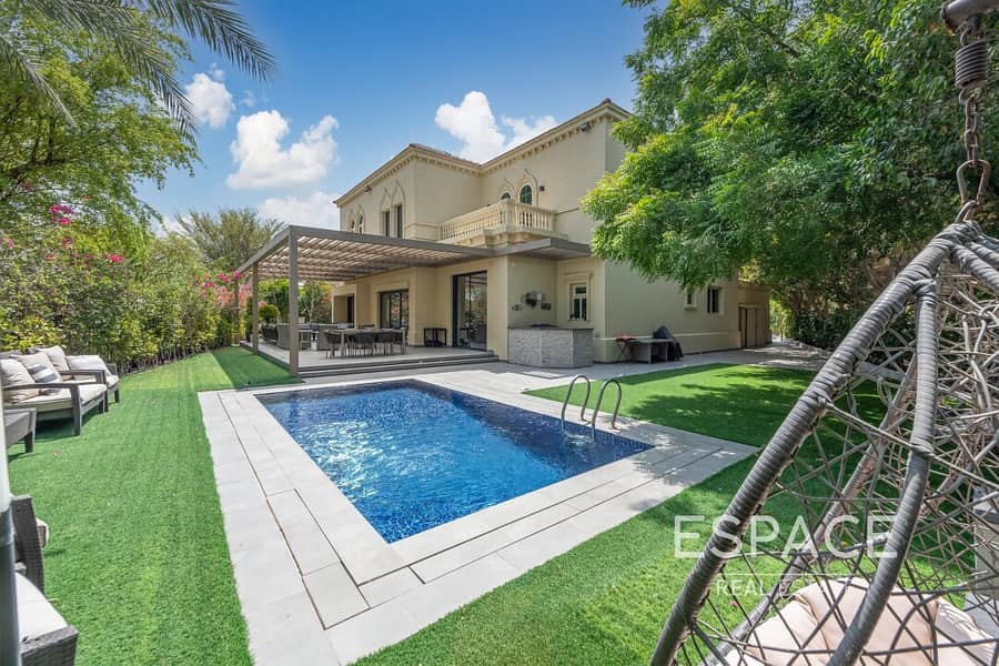 Fully Upgraded 4BR Backing Greenery Area Fully Upgraded 4BR Backing Greenery Area