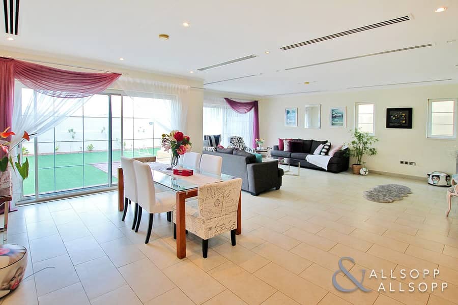 2 4 Bed | Upgraded | Overlooking The Park