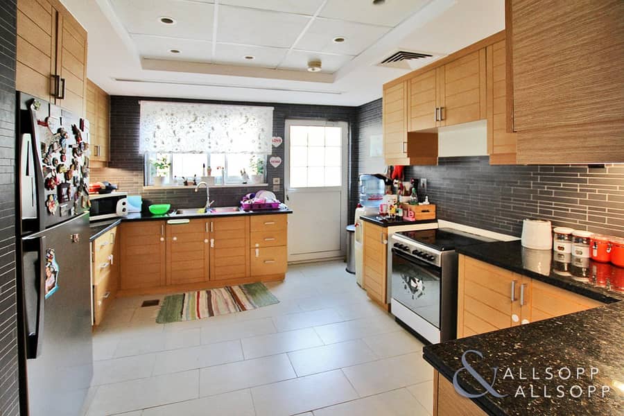 3 4 Bed | Upgraded | Overlooking The Park