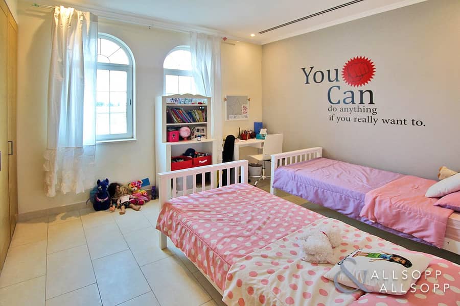 6 4 Bed | Upgraded | Overlooking The Park