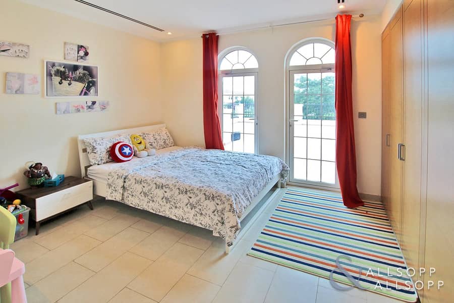 7 4 Bed | Upgraded | Overlooking The Park