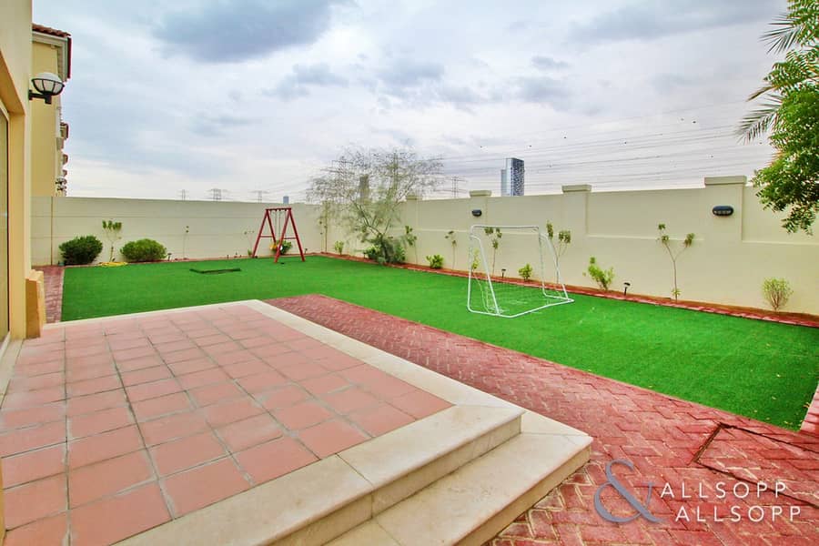 9 4 Bed | Upgraded | Overlooking The Park