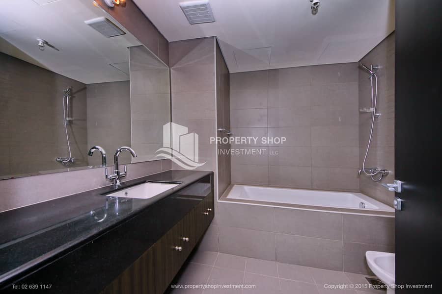 10 1-bedroom-apartment-abu-dhabi-al-reem-island-marina-square-tala-tower-bathroom. JPG