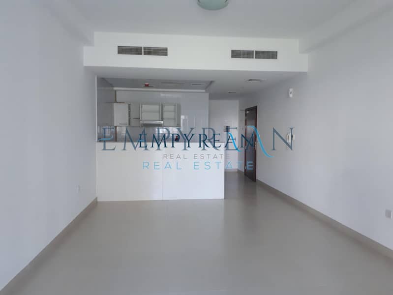 Sizable studio in a community lifestyle Sizable studio in a community lifestyle