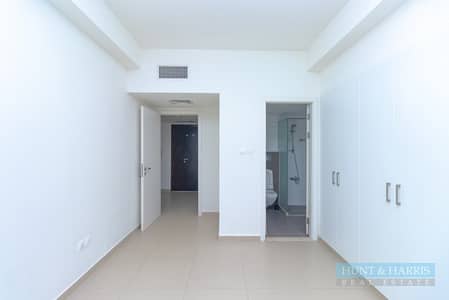 1 Bedroom Apartment for Sale in Al Marjan Island, Ras Al Khaimah - Direct Beach Access - Well Maintained - Close to the Sea