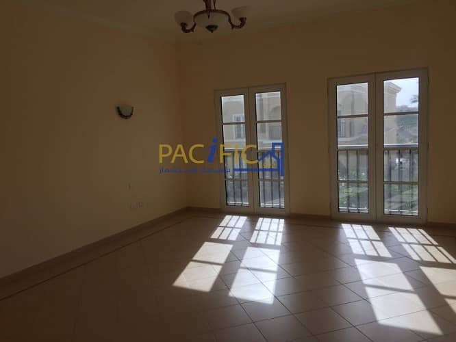 10 Villa with Large Gaden & Outdoor sitting area