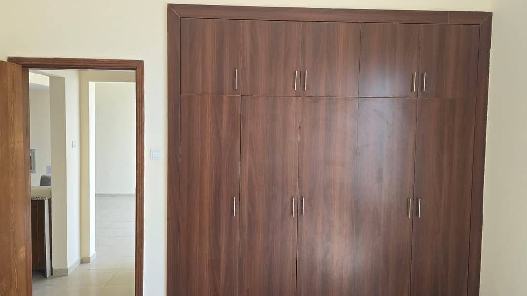9 1bedcloset. jpg
