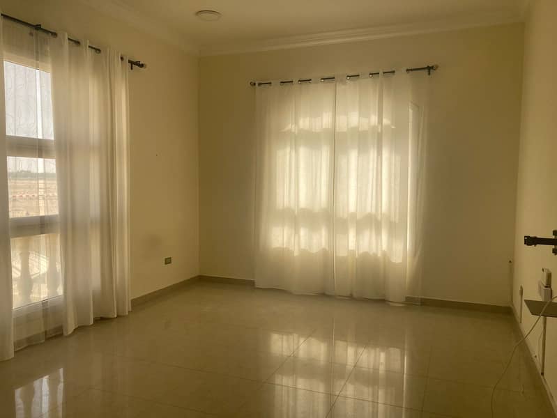 Stunning Studio ! Covered Parking ! Near Highway Stunning Studio ! Covered Parking ! Near Highway