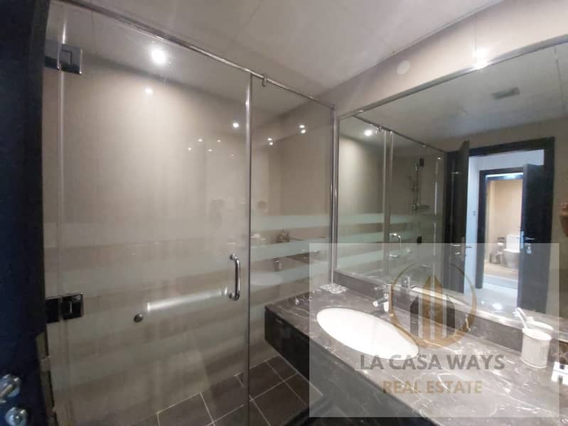 9 BATHROOM. jpg