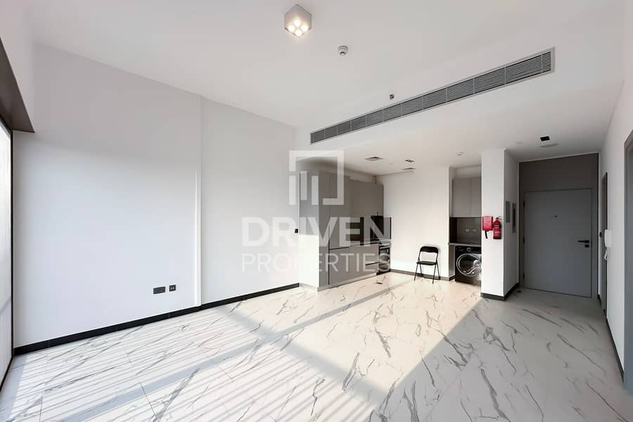 Modern and Bright Unit | Well Maintained