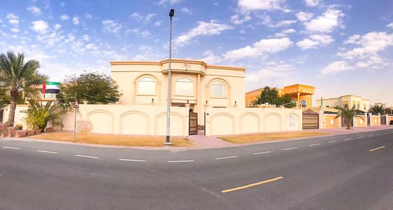 Beautifully presented: 5-6 b/r indep villa + servant quarters + private s/pool + garden