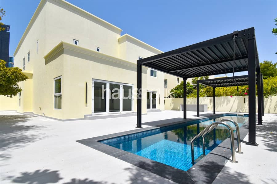 Luxurious 4 Bed, Private Pool, Sleek Finishes