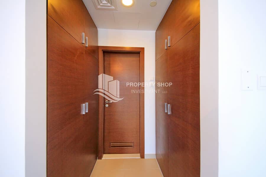 11 3-bedroom-abu-dhabi-al-reem-island-shams-abu-dhabi-gate-tower-2-closet-3. JPG