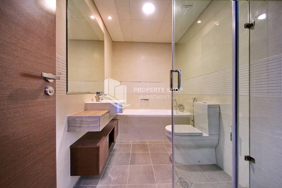13 3-bedroom-abu-dhabi-al-reem-island-shams-abu-dhabi-gate-tower-2-master-bathroom. JPG
