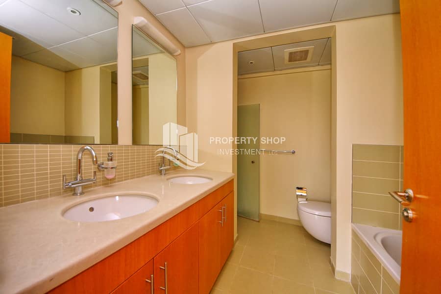 16 4-bedroom-townhouse-abu-dhabi-al-dar-al-raha-gardens-master-bathroom. JPG