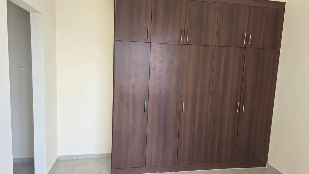 5 2bed_closet. jpg