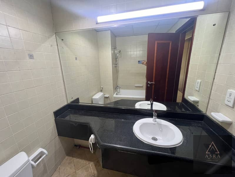 Extra Large Studio Closed Kitchen Discovery Garden