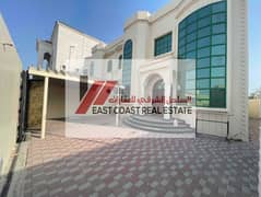 فيلا للايجار موقع مميز 5 غرف وصالة