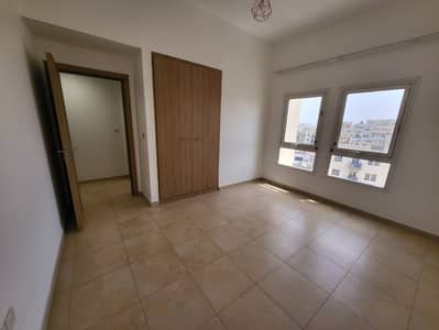 3 BR } Vacant | Courtyad view