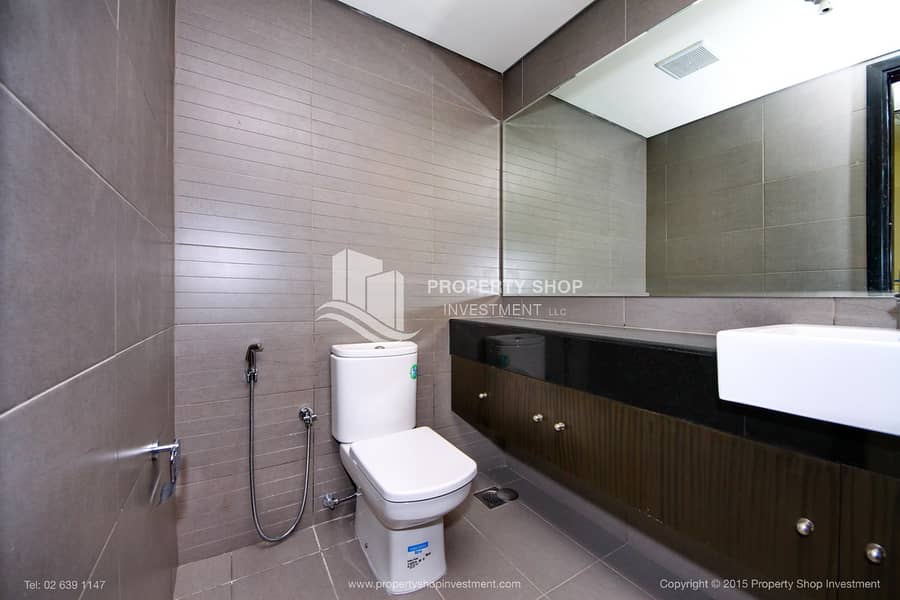 11 3-bedroom-apartment-abu-dhabi-al-reem-island-marina-square-tala-tower-powder-room. JPG