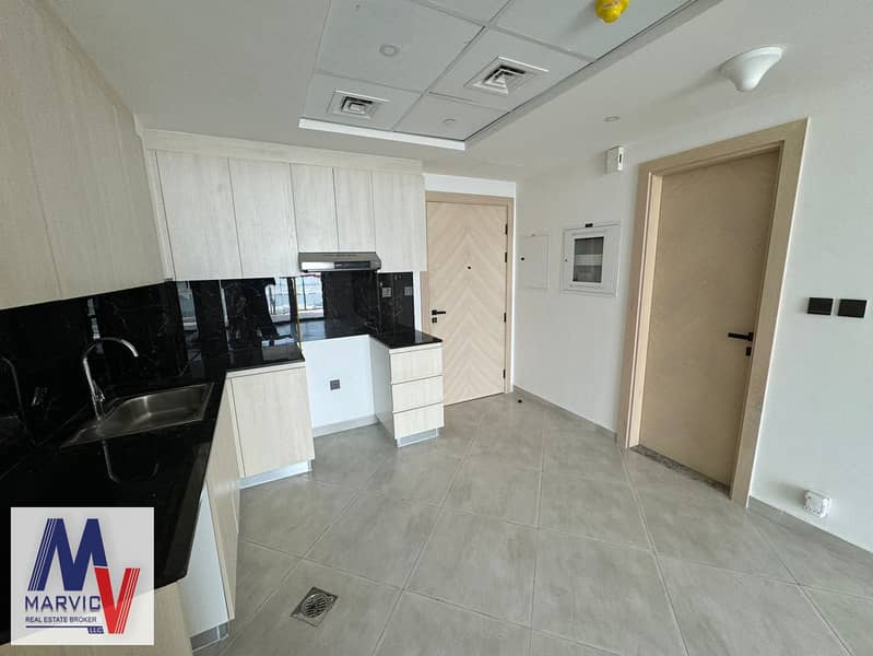 Full Creek View/Vacant/High Floor