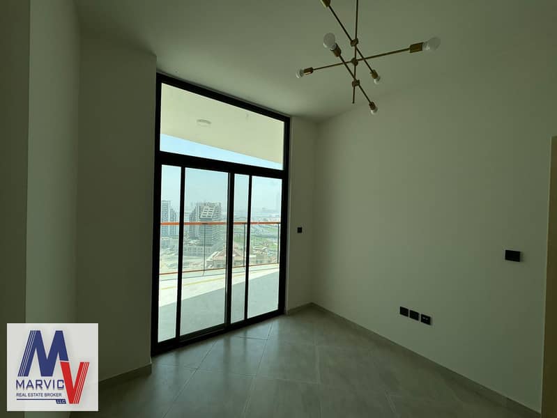 Full Creek View/Vacant/High Floor - Image 9