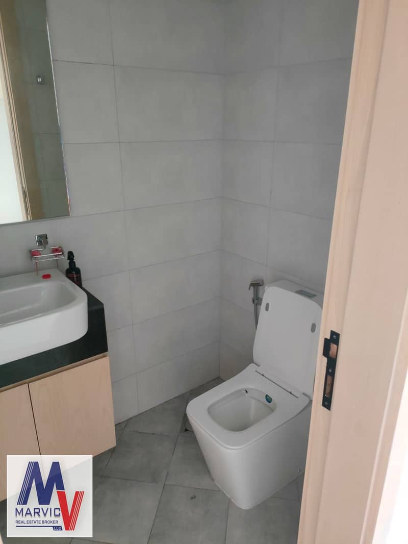 Full Creek View/Vacant/High Floor - Image 11