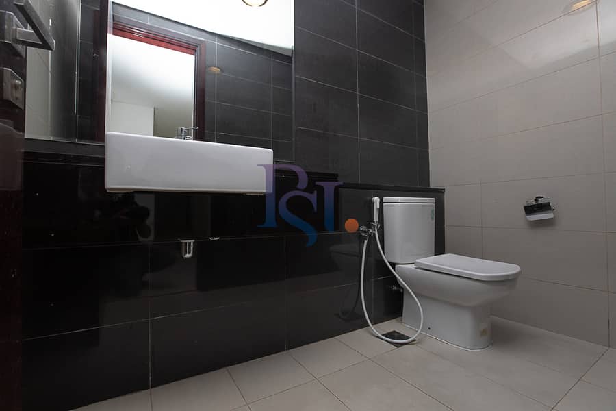 16 mag-5-marina-square-al-reem-island-abu-dhabi-bathroom_(6). JPG