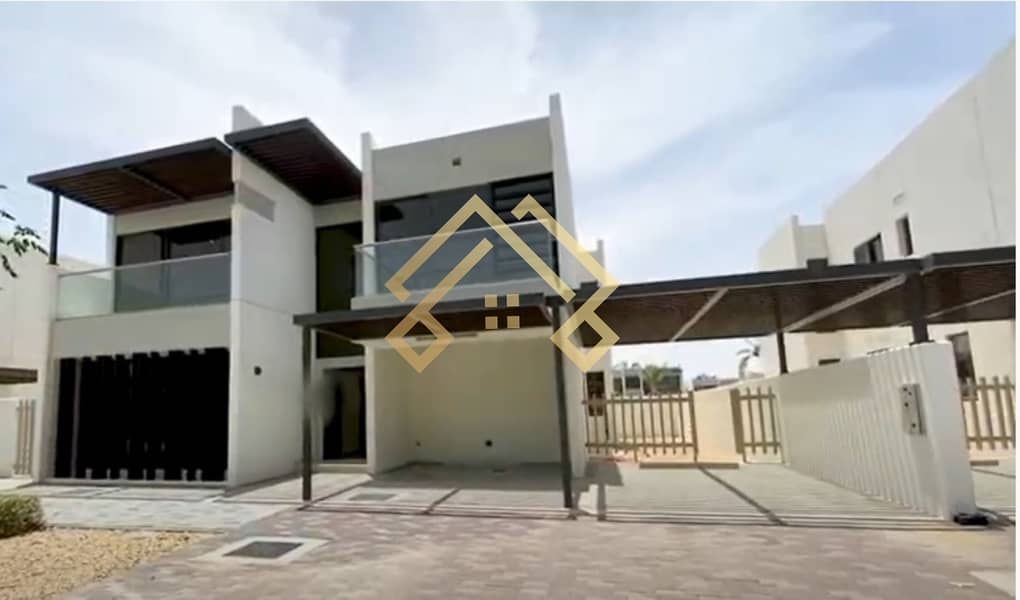 2 Family Living | Spacious 6 Bedrooms  Townhouse For Sale. .