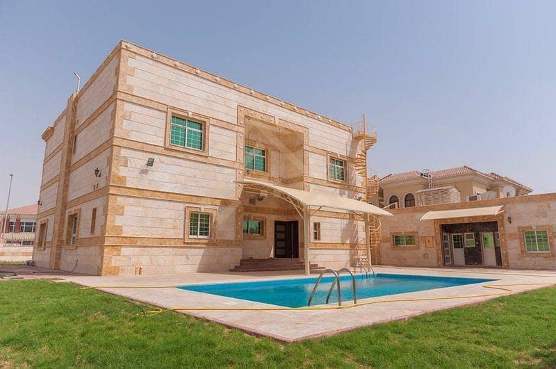 2 5 Bed Villa With Private Pool and Landscaped Garden.