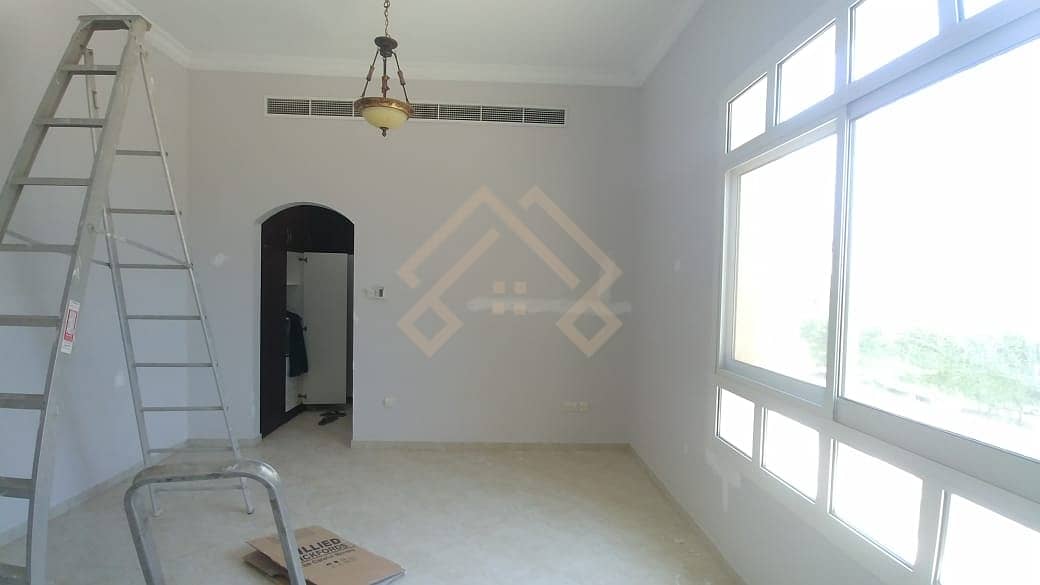 4 5 Bed Villa With Private Pool and Landscaped Garden.