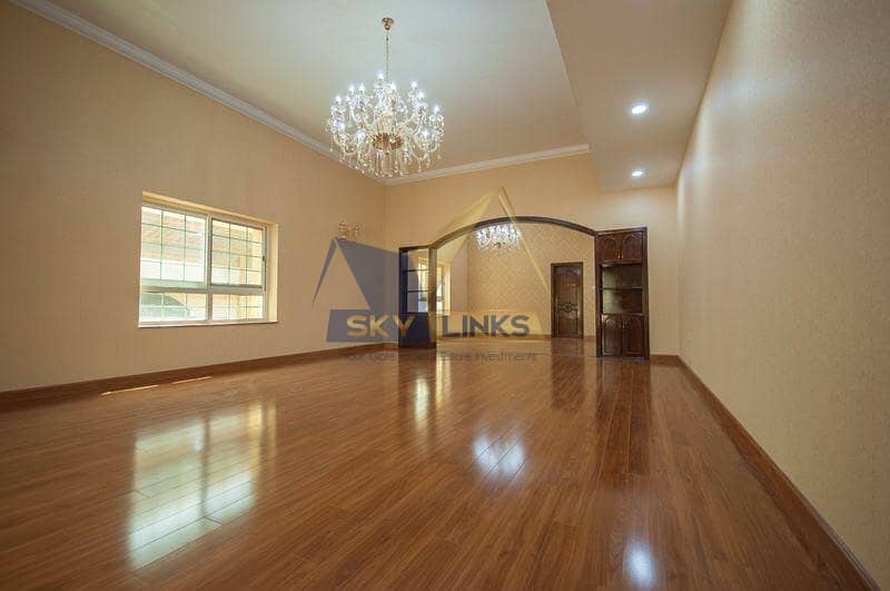 8 5 Bed Villa With Private Pool and Landscaped Garden
