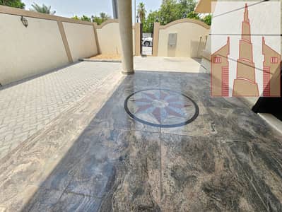 5 Bhk villa Big 2 hall 1 majlis  maids room big size like new villa Balcony  165k