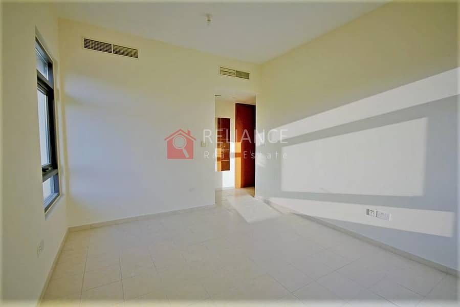 12 Large 3 Bedroom + Study - 2 Parking -Chiller Free