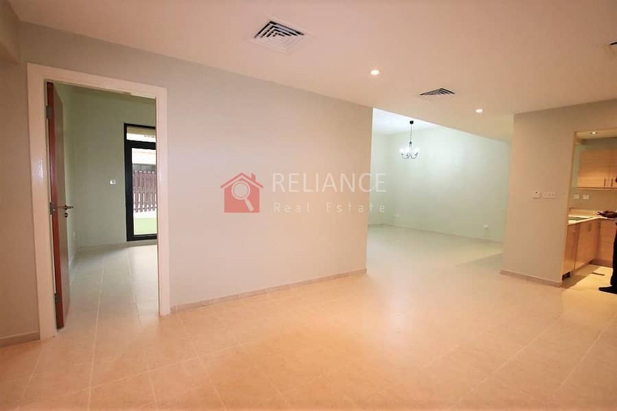 4 Private Garden | 3 Bedrooms + Laundry | 1 Parking.