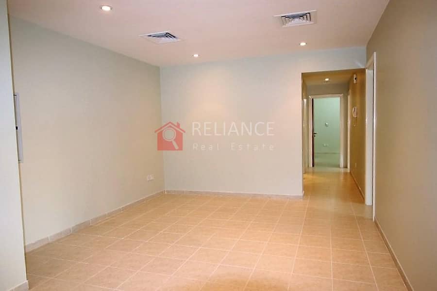 6 Private Garden | 3 Bedrooms + Laundry | 1 Parking.