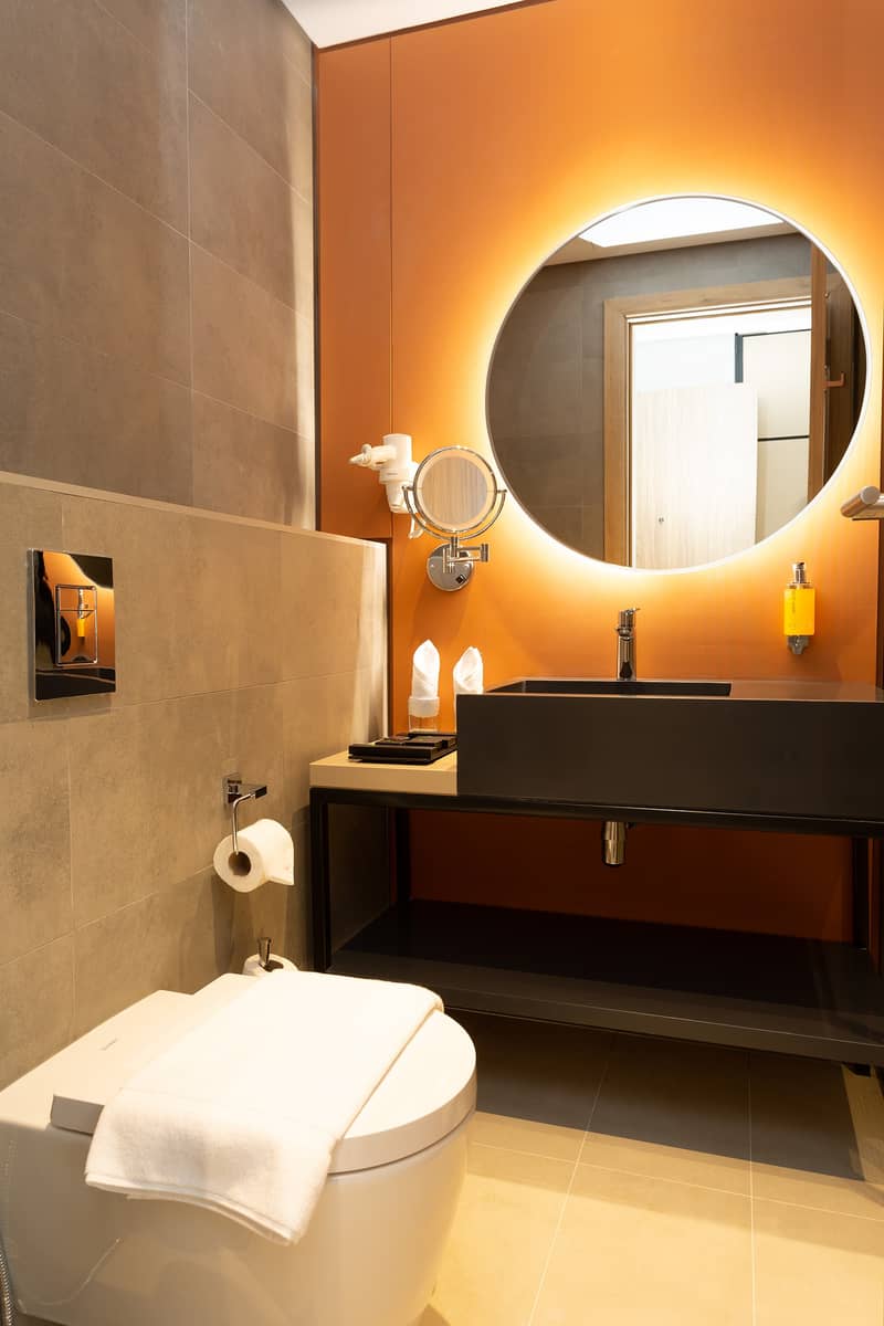 7 Bathroom. jpg