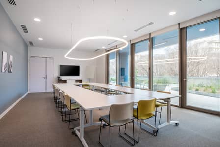 مکتب  للايجار في مدينة دبي للإعلام، دبي - Spaces 132 Boulevard Michelet 5780 Marseille France Large Conference Room. jpg