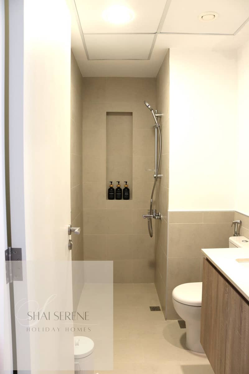 16 24. Upstairs Bathroom. JPG