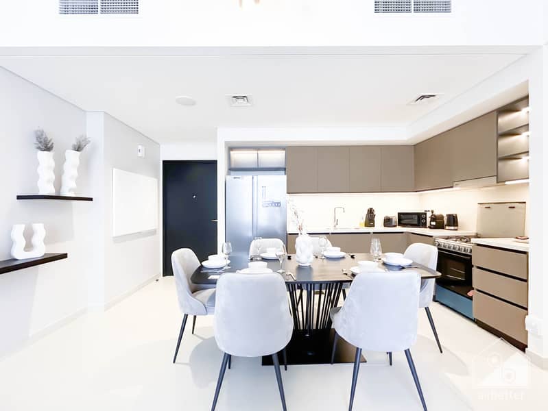 21 Crown Tower - 1307-Kitchen-2. jpg