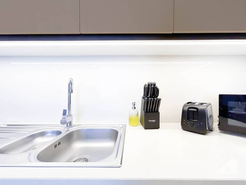 26 Crown Tower - 1307-Kitchen-7. jpg